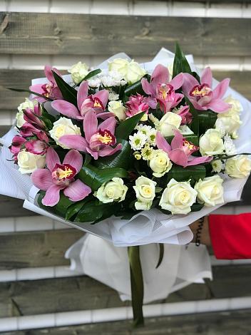 Букет цветов из: Розы и Хризантемы в Змейской