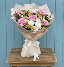 Букет цветов из:  Гвоздики, Орхидеи и Розы в Змейской