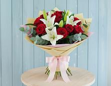 Букет цветов из:  Лилии и Розы в Змейской