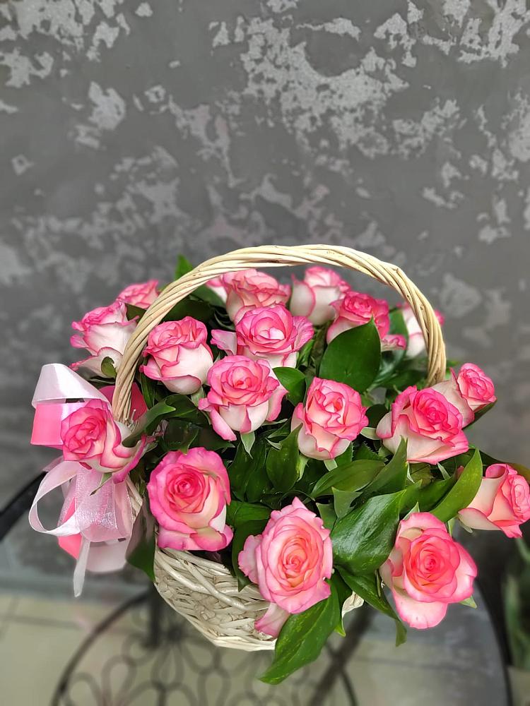 Цветочная композиция из Розы в корзине в Змейской