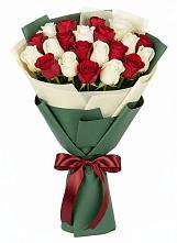 Букет Микс из красных и белых роз в Змейской