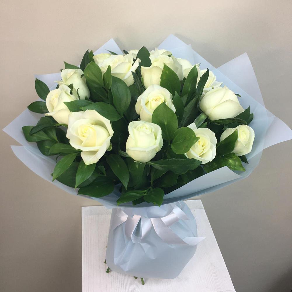Букет 15 Белых роз Проуд в Змейской