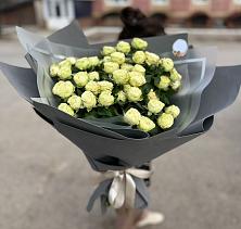 Букет Белые кустовые розы Солинеро в Змейской
