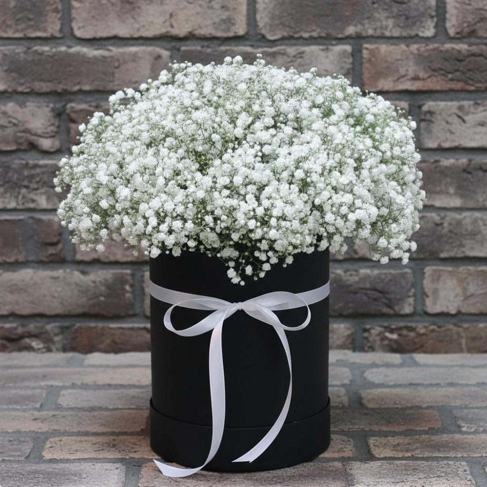 Цветочная композиция из Гипсофила в шляпной коробке в Змейской