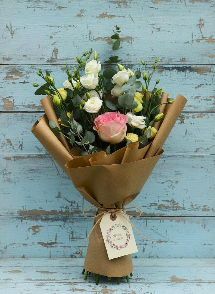 Букет цветов из: Розы и Лизиантусы в Змейской