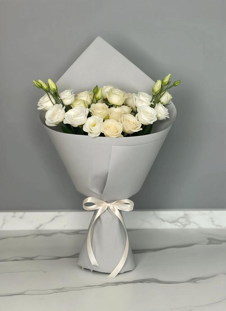 Букет цветов из: Розы и Лизиантусы в Змейской