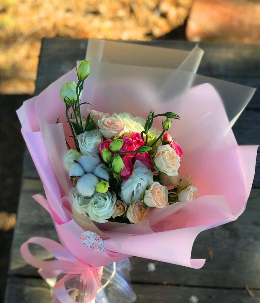 Букет цветов из: Розы и Лизиантусы в Змейской