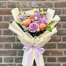 Букет цветов из:  Лизиантусы и Розы в Змейской