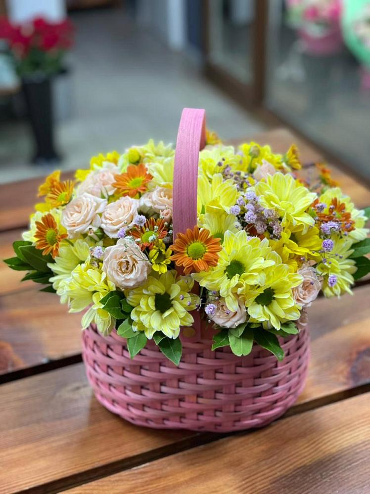 Цветочная композиция из Хризантемы и Розы в корзине в Змейской