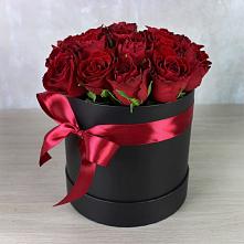 Цветочная композиция из Розы в шляпной коробке в Змейской