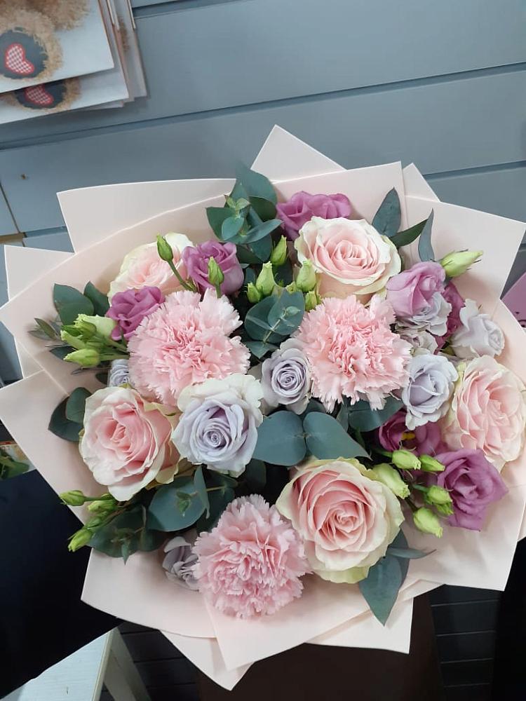 Букет цветов из: Розы, Гвоздики и Лизиантусы в Змейской