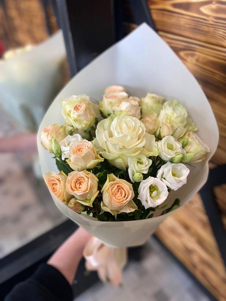 Букет цветов из: Розы и Лизиантусы в Змейской